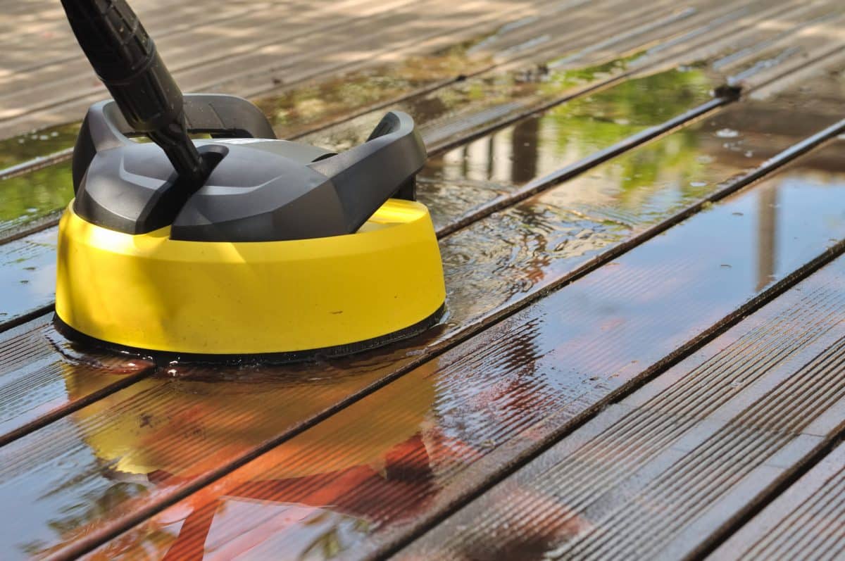 Voici les astuces incontournables pour nettoyer votre terrasse et enlever la mousse efficacement !