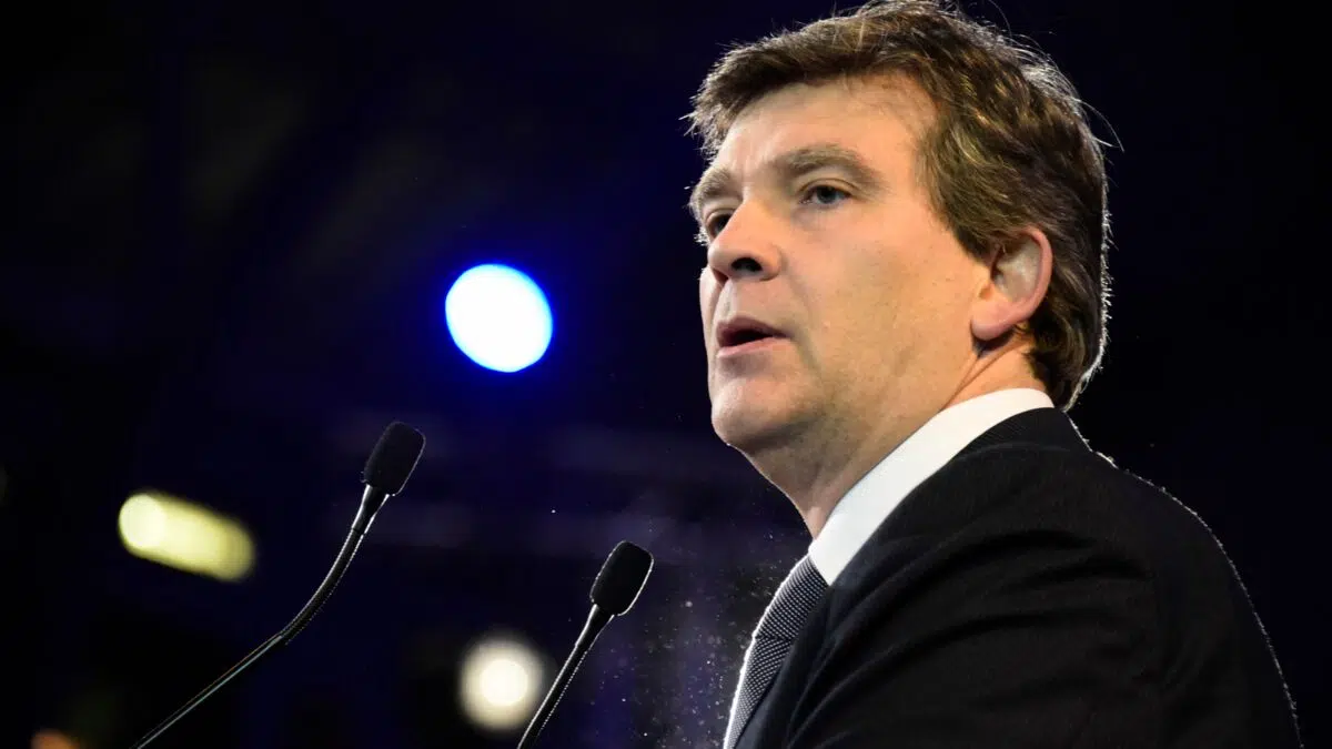 Arnaud Montebourg s’est remarié, le célèbre homme politique vient de convoler en juste noce avec Amina Walter !