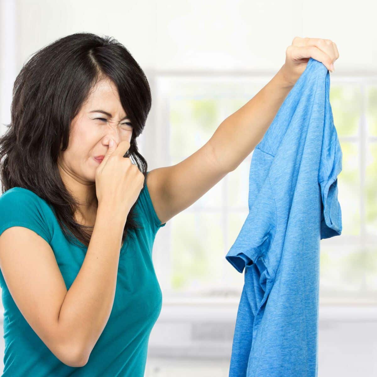 Les astuces pour enlever les odeurs les plus tenaces sur vos vêtements !