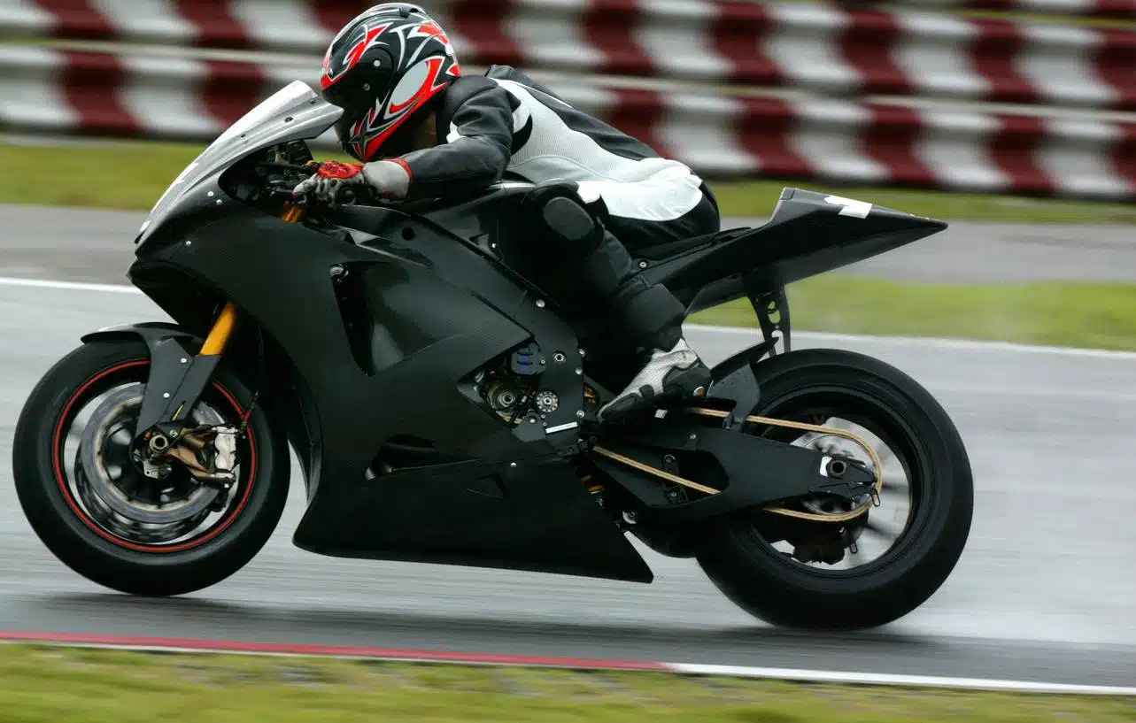 femme avec casque intégral course moto