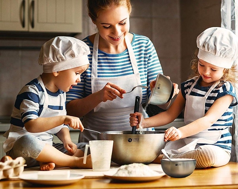 Comment organiser une journée cuisine avec les enfants pendant les vacances