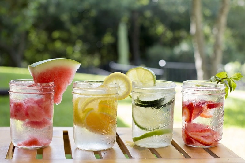 Eau, boissons fraîches, jus de fruits comment s'hydrater efficacement en été