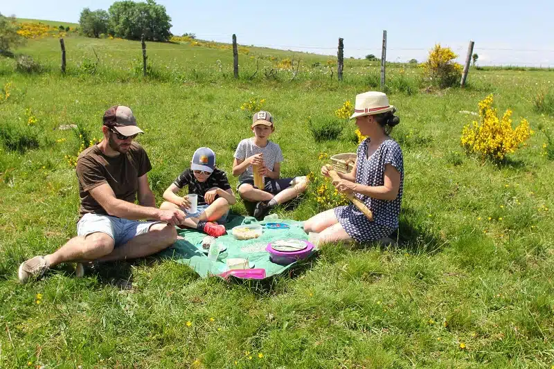 Vacances à la maison les activités incontournables à faire en famille