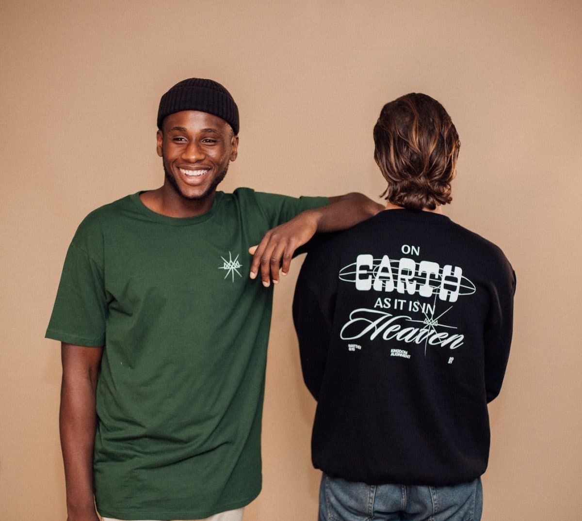 2 personnes avec un t shirt et pull personnalisés