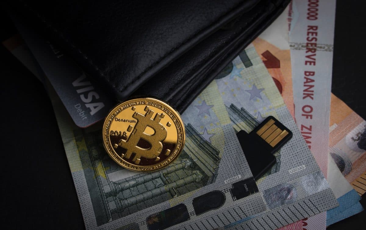 une pièce de bitcoin dans un portefeuille