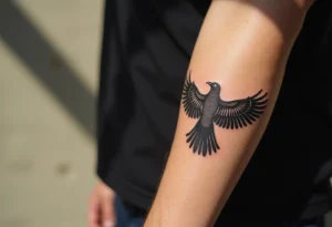 De l’ombre à la lumière : la signification du corbeau en tatouage