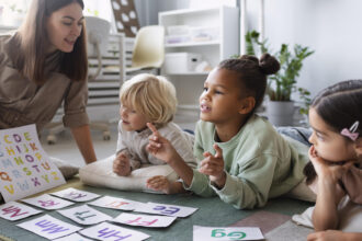 Garde d’enfants à domicile : comment choisir la bonne solution selon vos horaires ?